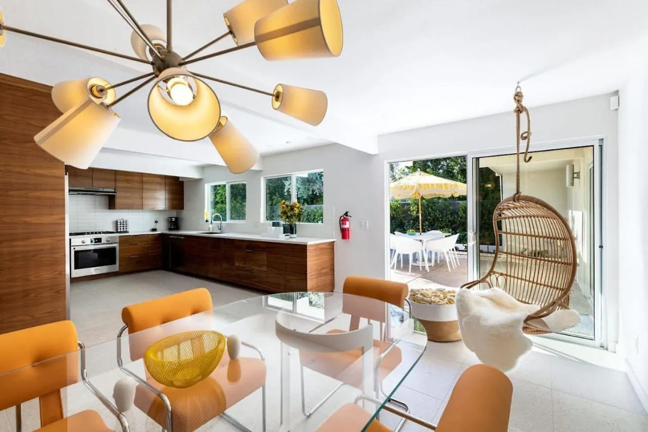 펜션 Monterey Manor Interior Designed Home Plus Pool 팜 스프링스 미국