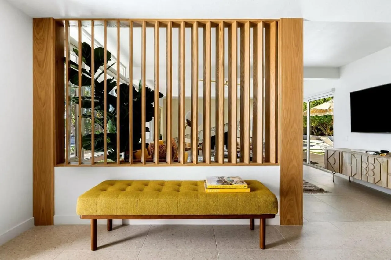 펜션 Monterey Manor Interior Designed Home Plus Pool 팜 스프링스 미국