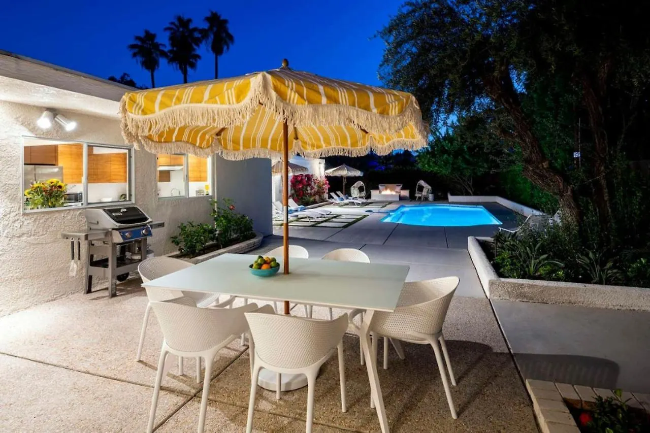 Semesterbostad Monterey Manor Interior Designed Home Plus Pool Palm Springs USA