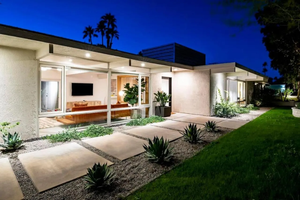Semesterbostad Monterey Manor Interior Designed Home Plus Pool Palm Springs