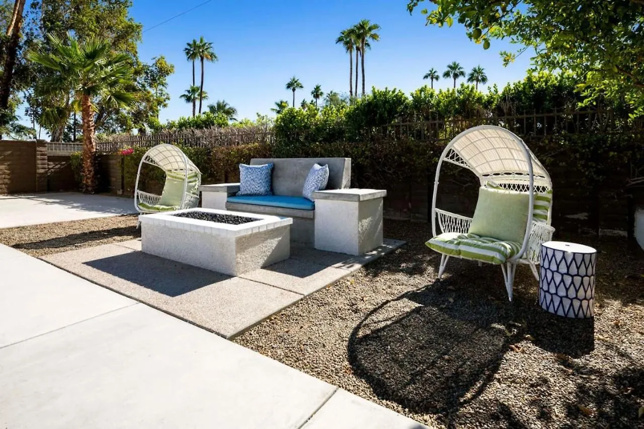 Semesterbostad Monterey Manor Interior Designed Home Plus Pool Palm Springs