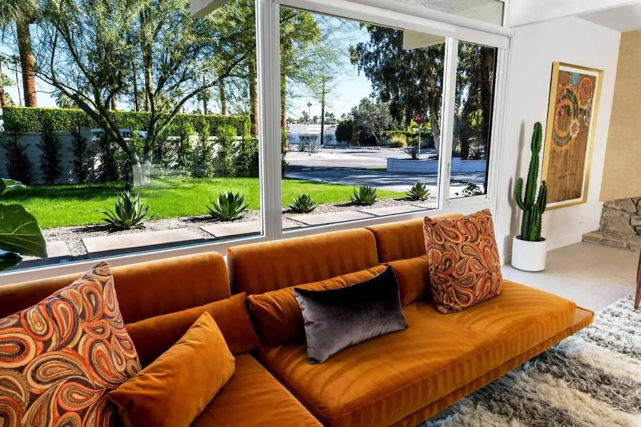 Semesterbostad Monterey Manor Interior Designed Home Plus Pool Palm Springs USA