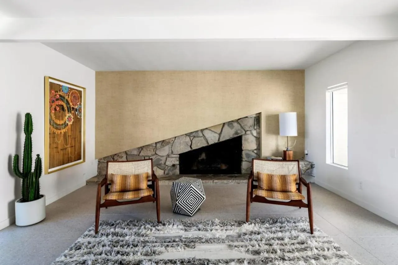 Semesterbostad Monterey Manor Interior Designed Home Plus Pool Palm Springs
